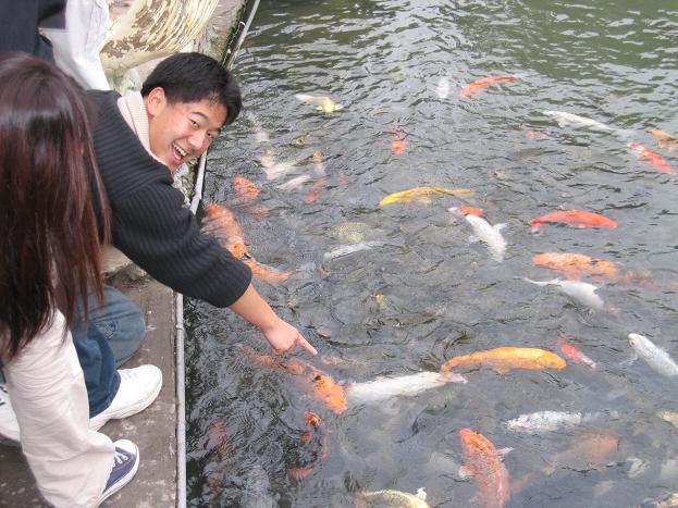 Jaime plays w/ fishies